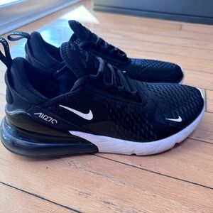 Nike Air Max 270 men’s size 9 like new, rarely worn.